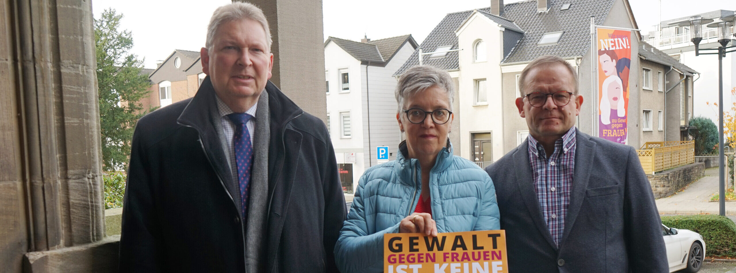 Setzten am Mittwoch ein klares Zeichen gegen Häusliche Gewalt: Gleichstellungsbeauftragte Ursula Noll, Bürgermeister Frank Hasenberg und Kämmerer Andreas Wagener