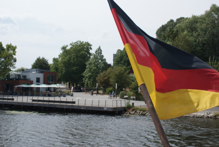 Ausflugsschiff wird überholt: Sperrung am Seeplatz