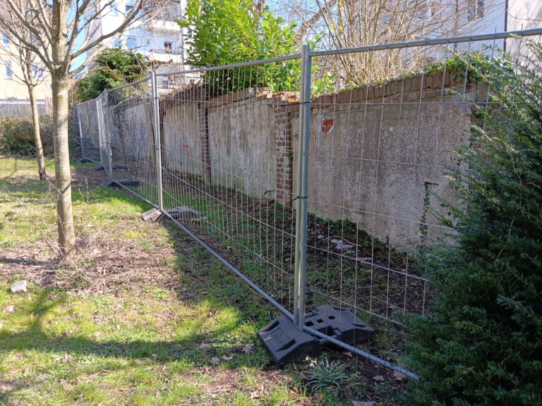 Park Bornstraße: Gefahrenbereiche der Mauer abgesperrt