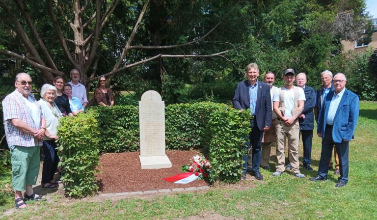 Gegen das Vergessen: Neugestaltetes Denkmal  eingeweiht