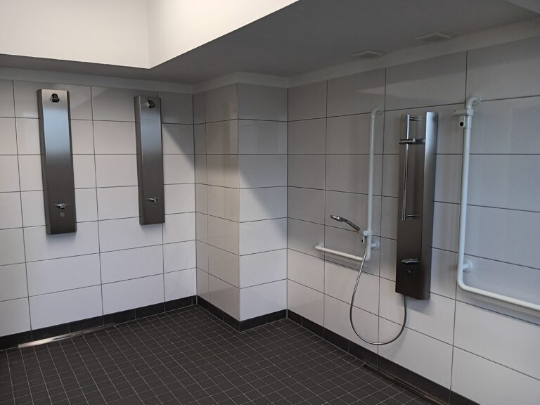 Moderne Duschräume und verbesserte Barrierefreiheit in Turnhalle Steinkampstraße