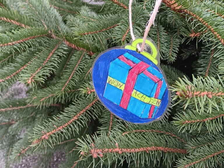 Kinder schmücken Weihnachtsbäume