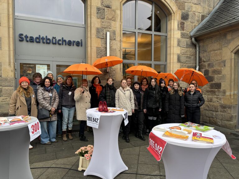 Rote Schuhe setzen starkes Zeichen gegen Gewalt an Frauen in Wetter (Ruhr)