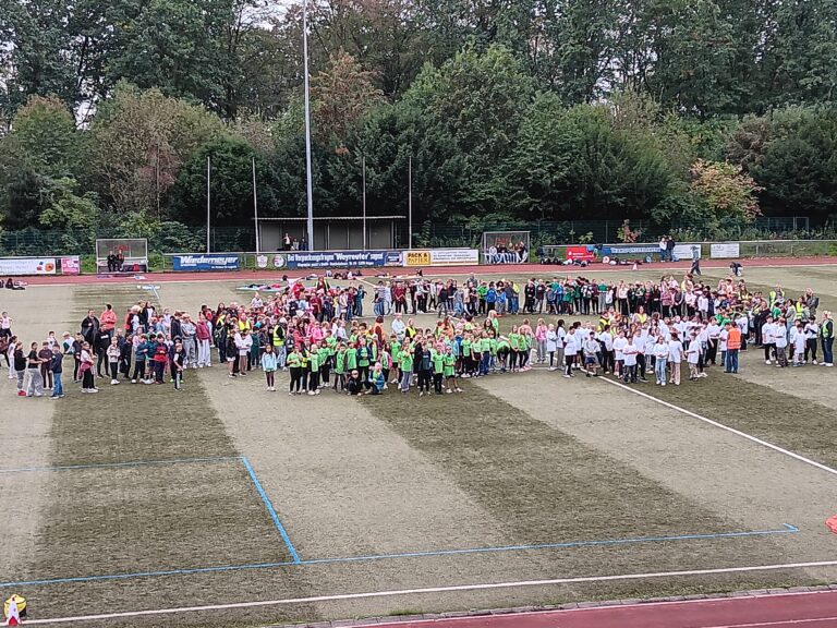 Fröhlicher Bewegungsspaß auf dem Sportplatz Harkortberg