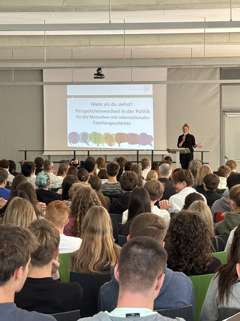 Caroline Janicki von „WetterWeltoffen" sowie städtische Ehrenamtskoordinatorin begrüßte die Schüler*innen
